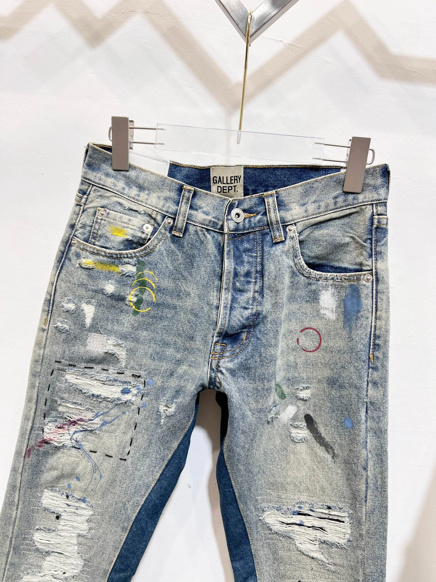 P300 Style Number: (c109) GALLERY DEPT. 2025 New Retro Splashed Ink Hole Stitching Seams Couple Style Loose Bootcut Jeans 🔥High Version🔥High Version🔥 Top Ceiling Quality Styles with different washed textures are very friendly to people with thin legs and thick legs. The loose version is very flattering. Moderate length that never goes out of style, easy and casual to match, basic styling for various styles, a must-have in the wardrobe! The fabric is stiff but also makes the upper body soft without losing texture. The washing process is even more perfect. It is a must-have item for everyone! ! ! Washed wheat, hang tag, pants label, three complete labels, color: blue, size: 28, 30, 32, 34, 36 (five sizes)
